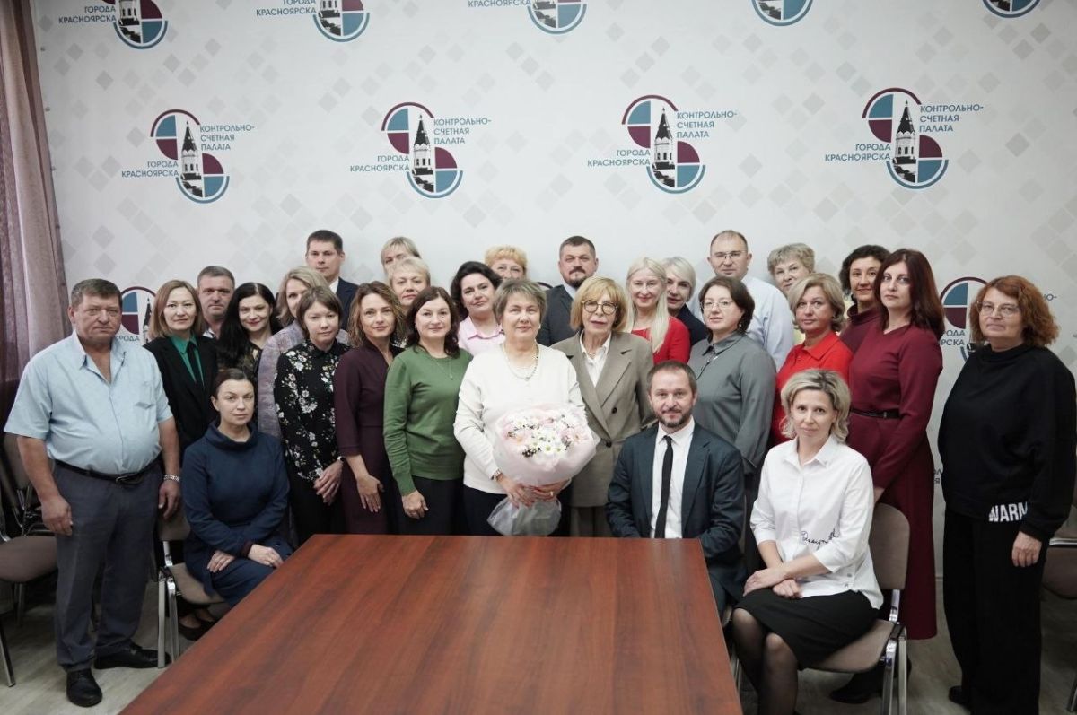 Председатель горсовета Наталия Фирюлина поздравила коллектив Контрольно-счетной палаты города с 20-летним юбилеем и вручила награды сотрудникам Председатель горсовета Наталия Фирюлина поздравила коллектив Контрольно-счетной палаты города с 20-летним юбилеем и вручила награды сотрудникам
