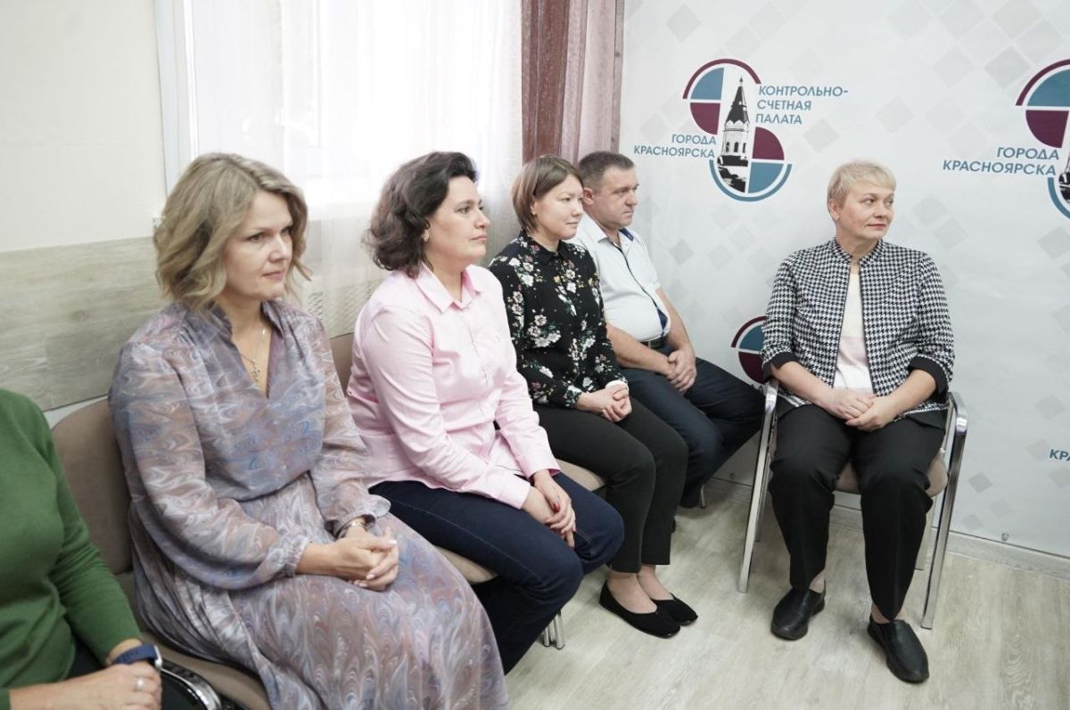 Председатель горсовета Наталия Фирюлина поздравила коллектив Контрольно-счетной палаты города с 20-летним юбилеем и вручила награды сотрудникам Председатель горсовета Наталия Фирюлина поздравила коллектив Контрольно-счетной палаты города с 20-летним юбилеем и вручила награды сотрудникам