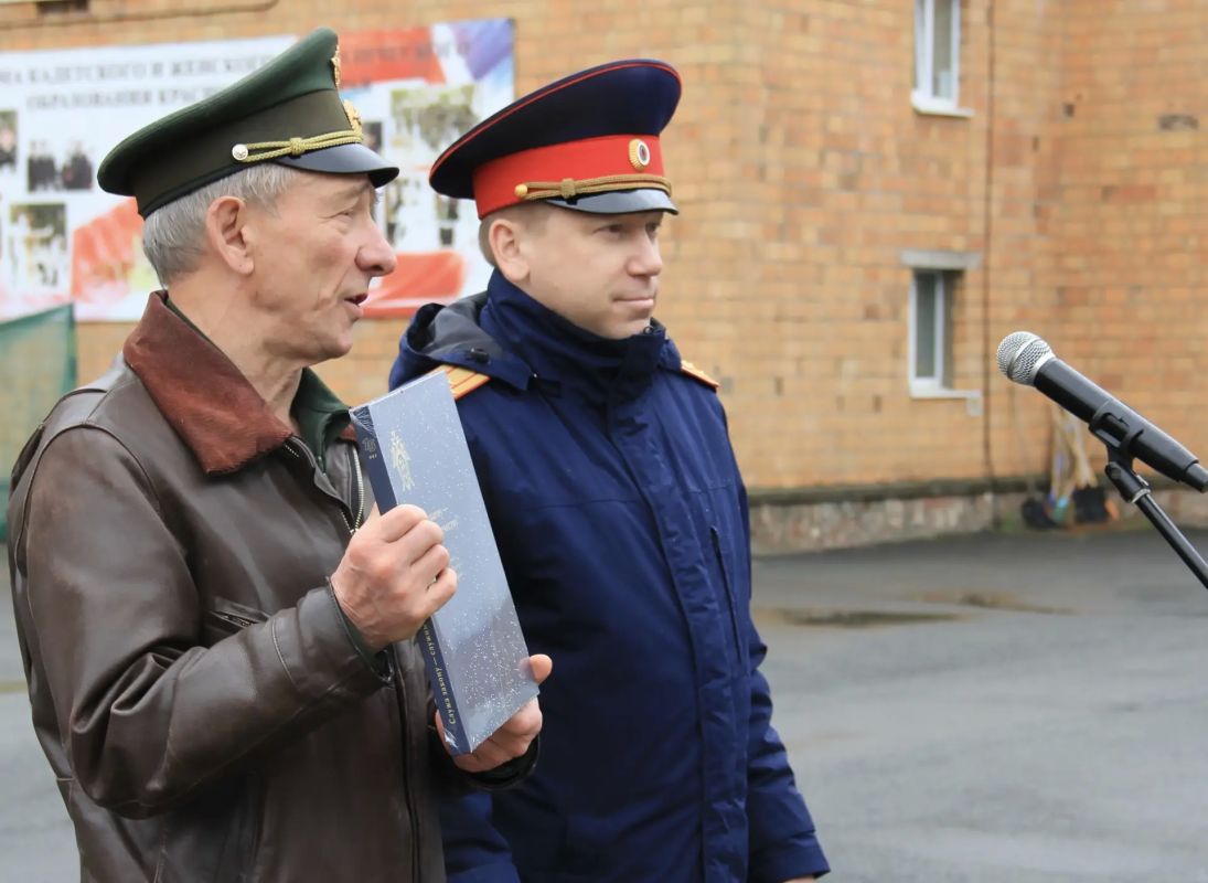 Кадетам Красноярского кадетского корпуса имени А.И. Лебедя вручены дипломы за активное участие в проектах Следственного комитета России Кадетам Красноярского кадетского корпуса имени А.И. Лебедя вручены дипломы за активное участие в проектах Следственного комитета России