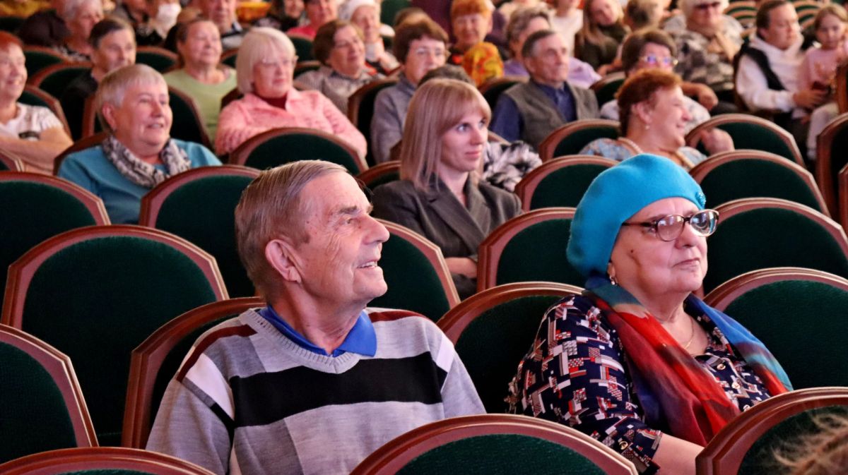 Со сцены городского Дворца культуры поздравил представителей старшего поколения с Международным днём пожилых людей Со сцены городского Дворца культуры поздравил представителей старшего поколения с Международным днём пожилых людей