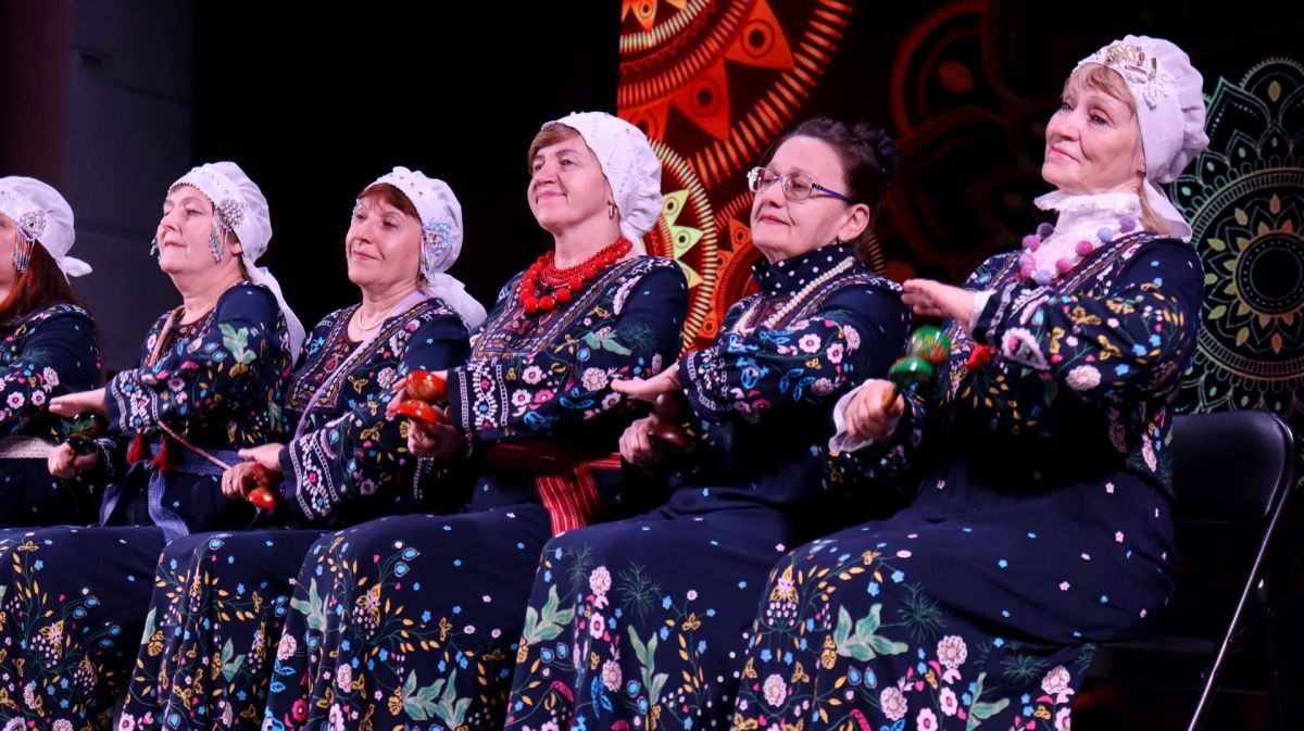 Со сцены городского Дворца культуры поздравил представителей старшего поколения с Международным днём пожилых людей Со сцены городского Дворца культуры поздравил представителей старшего поколения с Международным днём пожилых людей