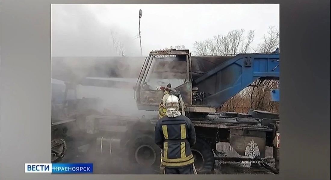 В Игарке прямо во время движения загорелся автокран, сообщают в МЧС Красноярского края В Игарке прямо во время движения загорелся автокран, сообщают в МЧС Красноярского края