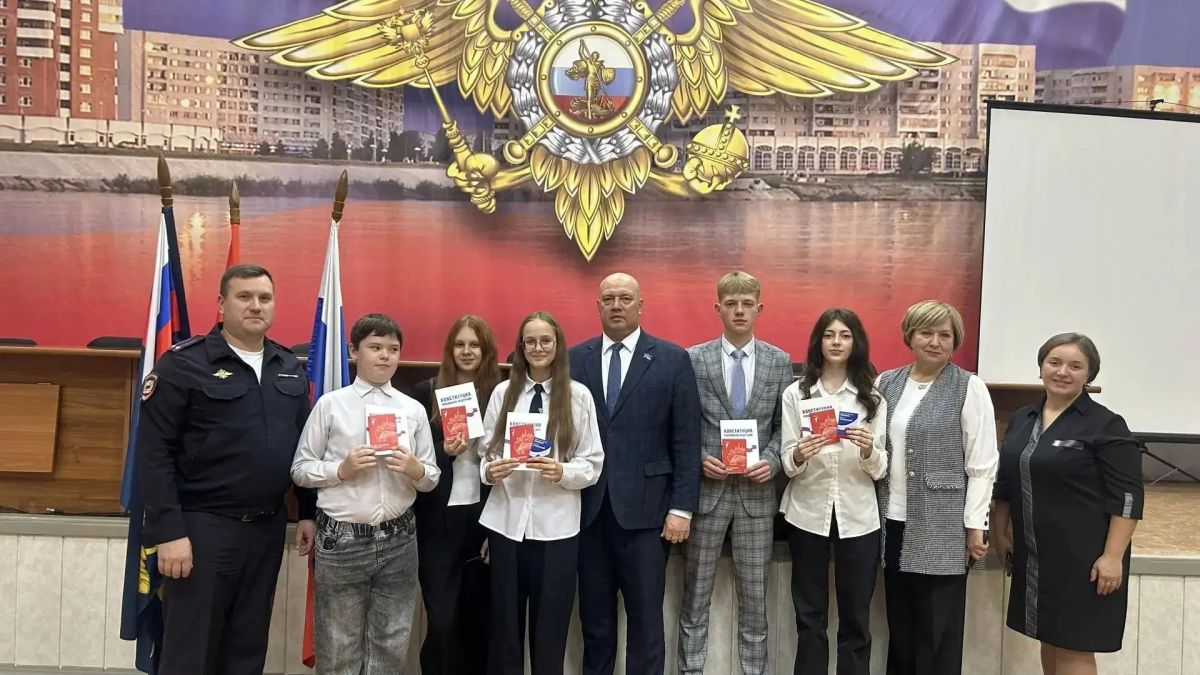 В Зеленогорске школьникам вручили первые паспорта