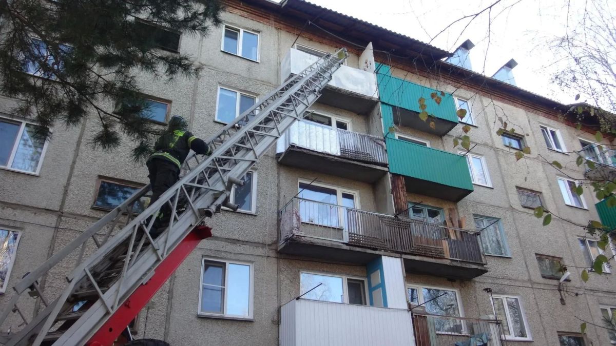 Женщину с маленьким ребенком спасли из запертой квартиры в Красноярском крае
