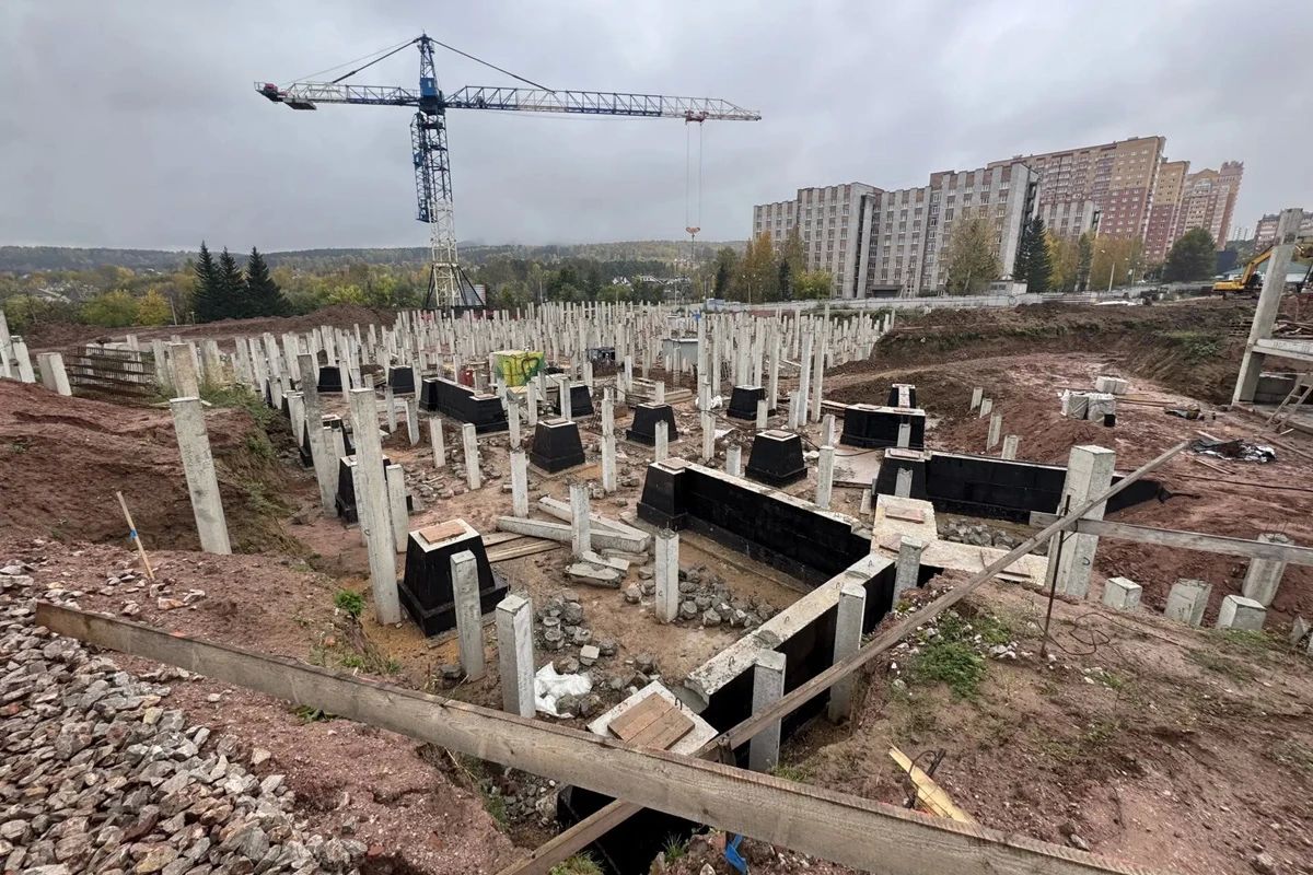 Для строящейся школы на Елены Стасовой завершили устройство свайного поля Для строящейся школы на Елены Стасовой завершили устройство свайного поля