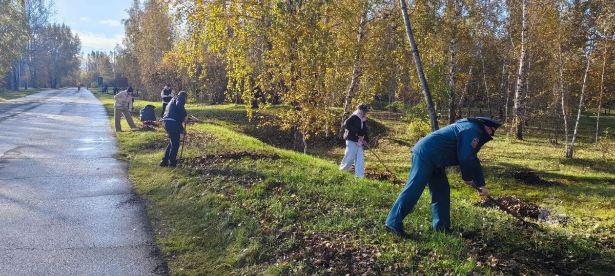 Сотрудники Главного управления приняли участие в уборке острова Татышев Сотрудники Главного управления приняли участие в уборке острова Татышев