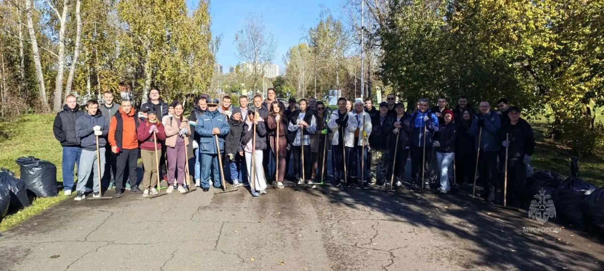Сотрудники Главного управления приняли участие в уборке острова Татышев