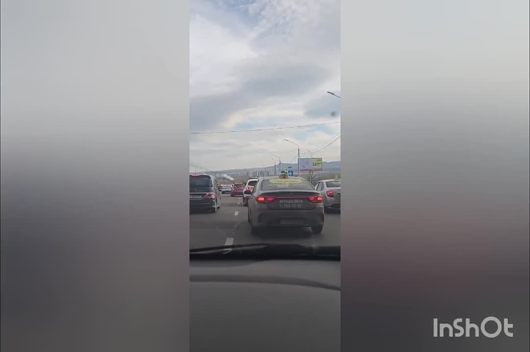 В Красноярске самокатчики создали опасную обстановку на Октябрьском мосту