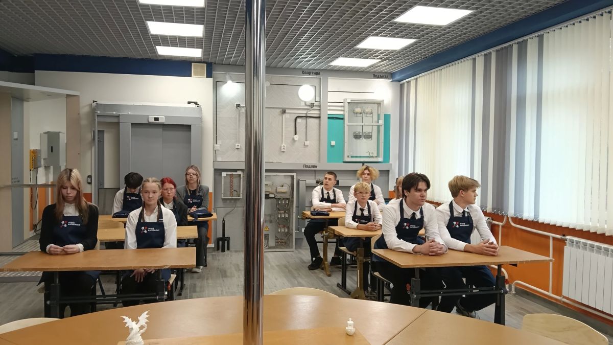 Сегодня в торжественной обстановке в одной из школ Красноярска открыли профильный класс капитального ремонта многоквартирных домов Сегодня в торжественной обстановке в одной из школ Красноярска открыли профильный класс капитального ремонта многоквартирных домов