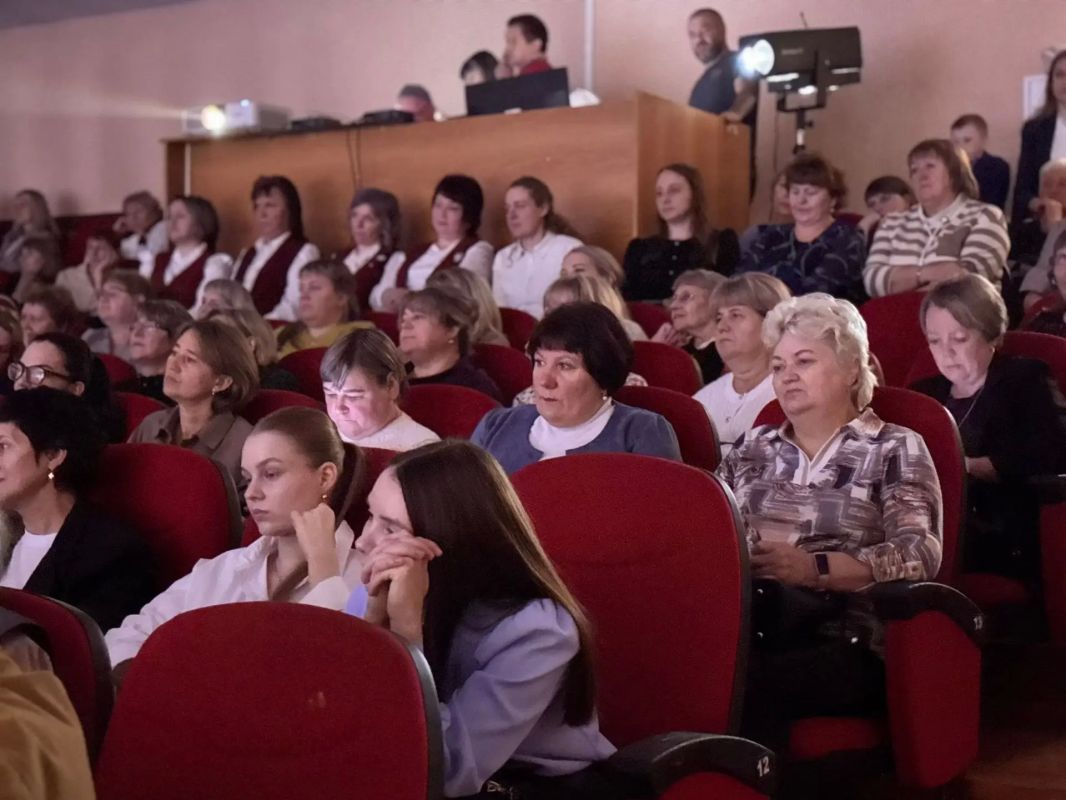 5 октября в нашем округе состоялась торжественная программа «Праздничный урок», посвящённая Дню учителя 5 октября в нашем округе состоялась торжественная программа «Праздничный урок», посвящённая Дню учителя