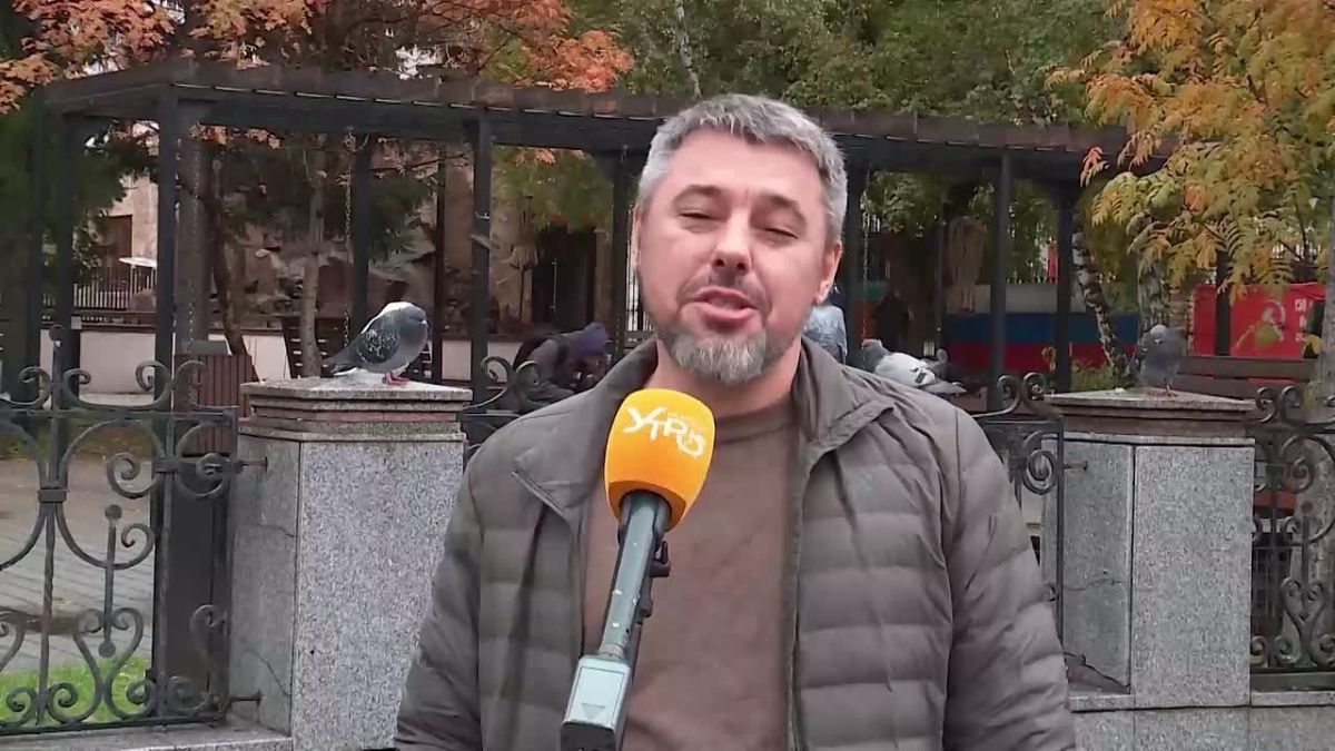 Красноярцы поздравили своих учителей с праздником