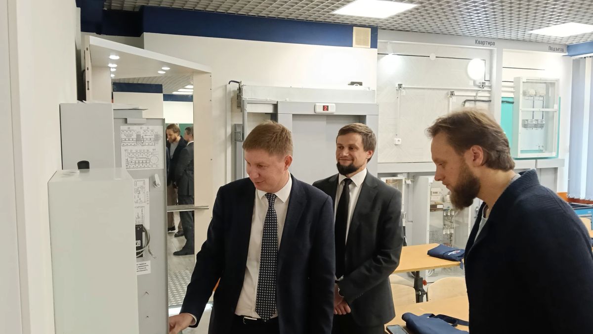Сегодня в торжественной обстановке в одной из школ Красноярска открыли профильный класс капитального ремонта многоквартирных домов Сегодня в торжественной обстановке в одной из школ Красноярска открыли профильный класс капитального ремонта многоквартирных домов