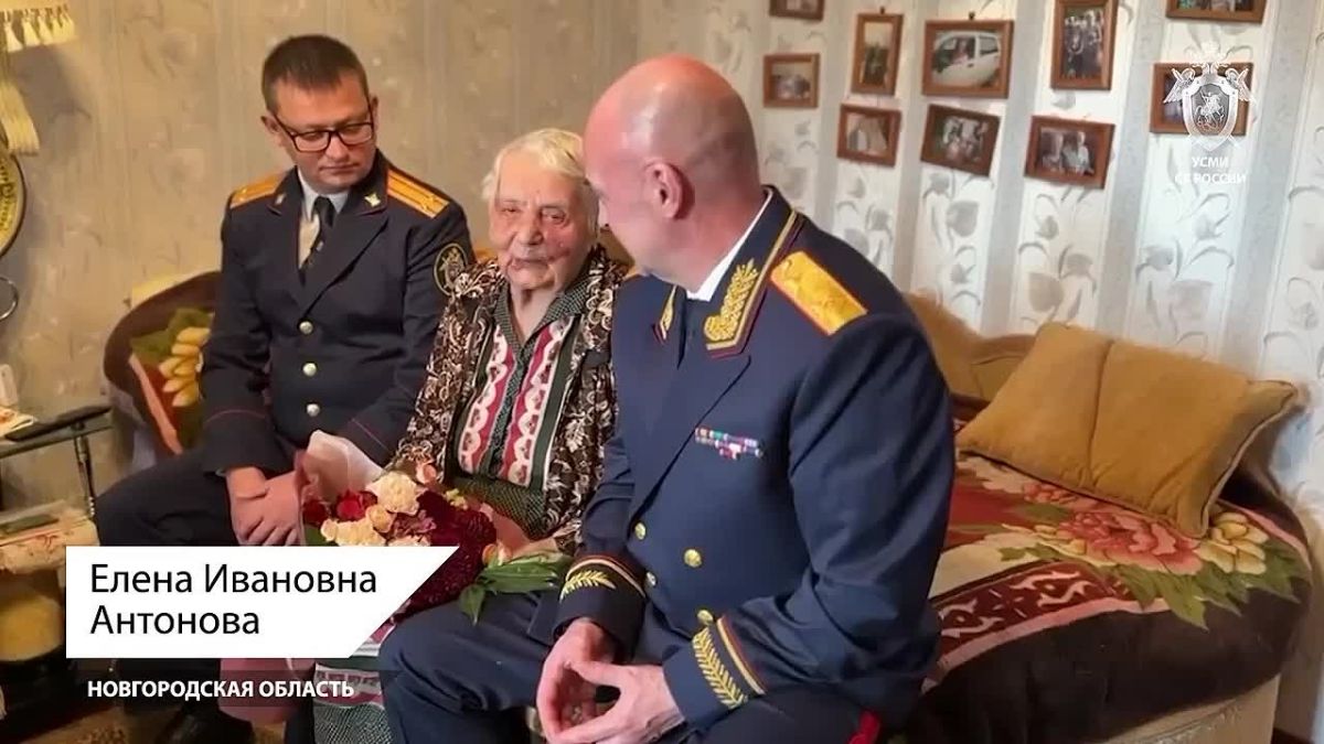 Офицеры СК России в Новгородской области поздравили 100летнюю учительницу с профессиональным праздником