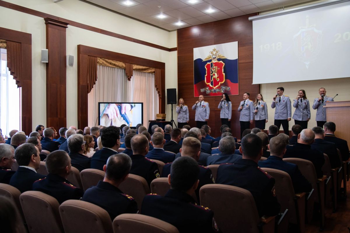 День уголовного розыска: в краевом Главке прошел праздничный концерт для сотрудников полиции День уголовного розыска: в краевом Главке прошел праздничный концерт для сотрудников полиции
