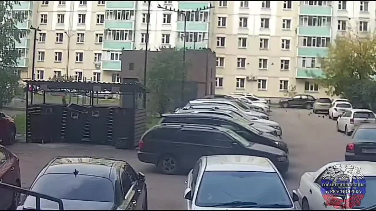 В Красноярске 9-летний мальчик на самокате врезался в машину