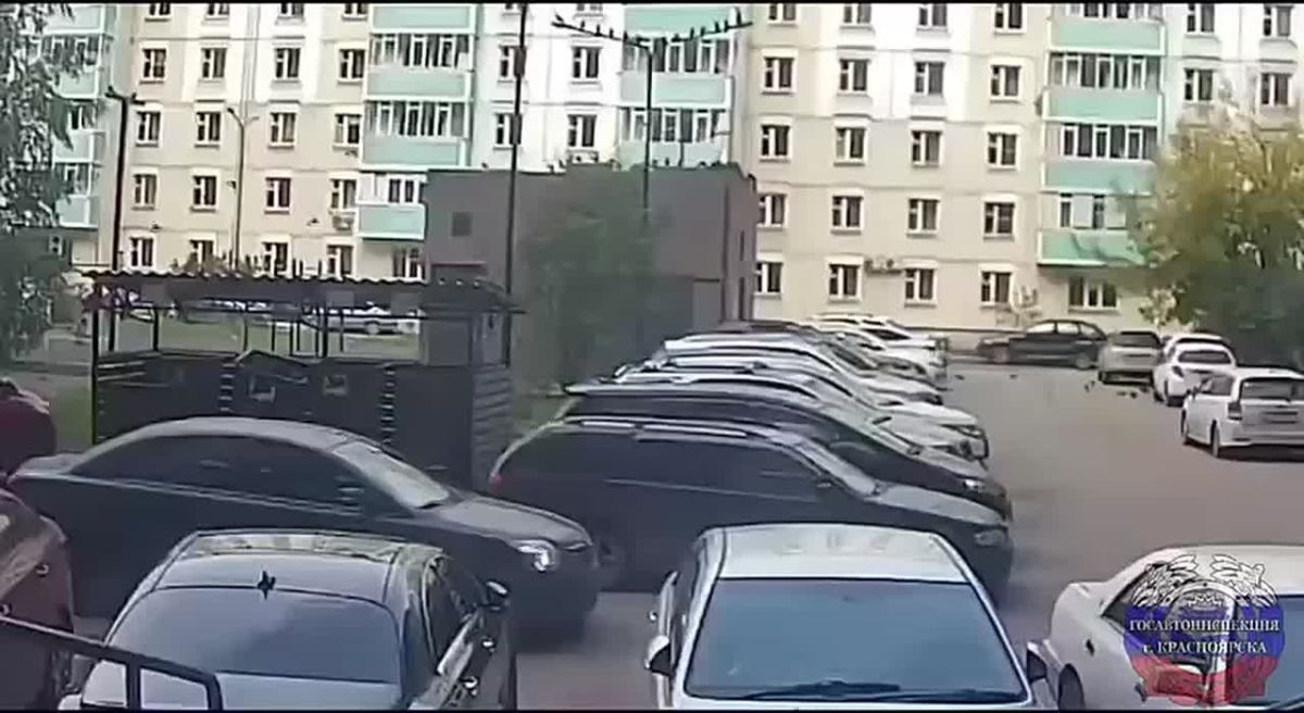 В Красноярске 9-летний мальчик на самокате попал под колеса машины во дворе