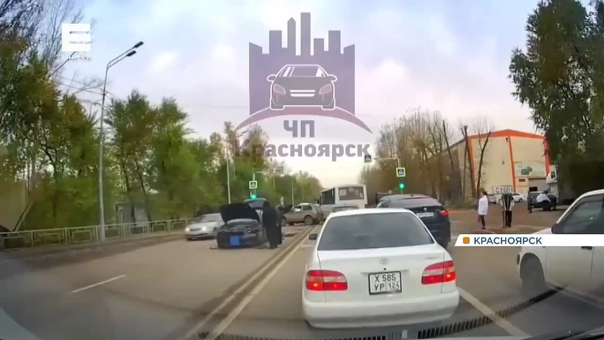 На правобережье Красноярска столкнулись сразу 5 машин