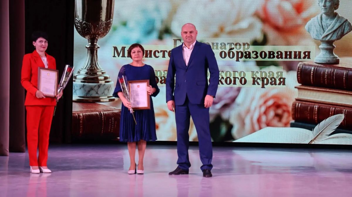 Глава Боготольского округа вручил награды педагогам накануне Дня учителя Глава Боготольского округа вручил награды педагогам накануне Дня учителя