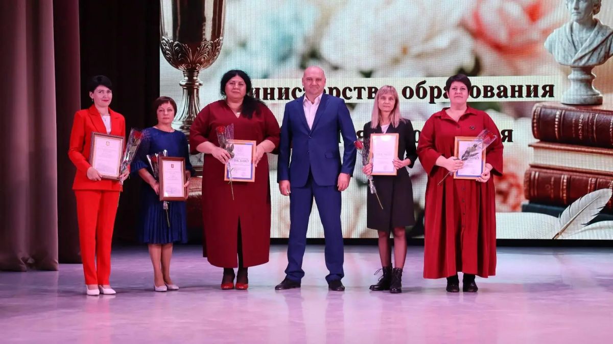 Глава Боготольского округа вручил награды педагогам накануне Дня учителя
