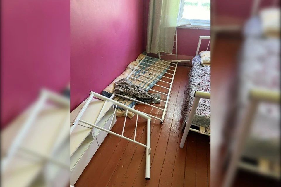 Дети крепко спали в своих кроватях Дети крепко спали в своих кроватях