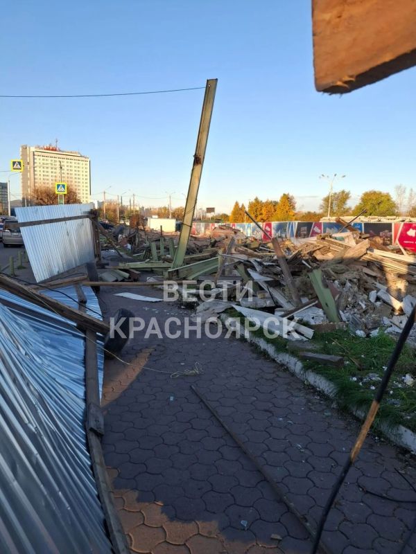 Забор упал на месте сноса павильонов на Предмостной Забор упал на месте сноса павильонов на Предмостной