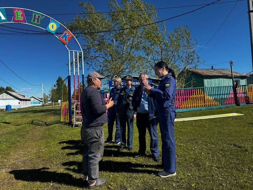 Дети крепко спали в своих кроватях Дети крепко спали в своих кроватях
