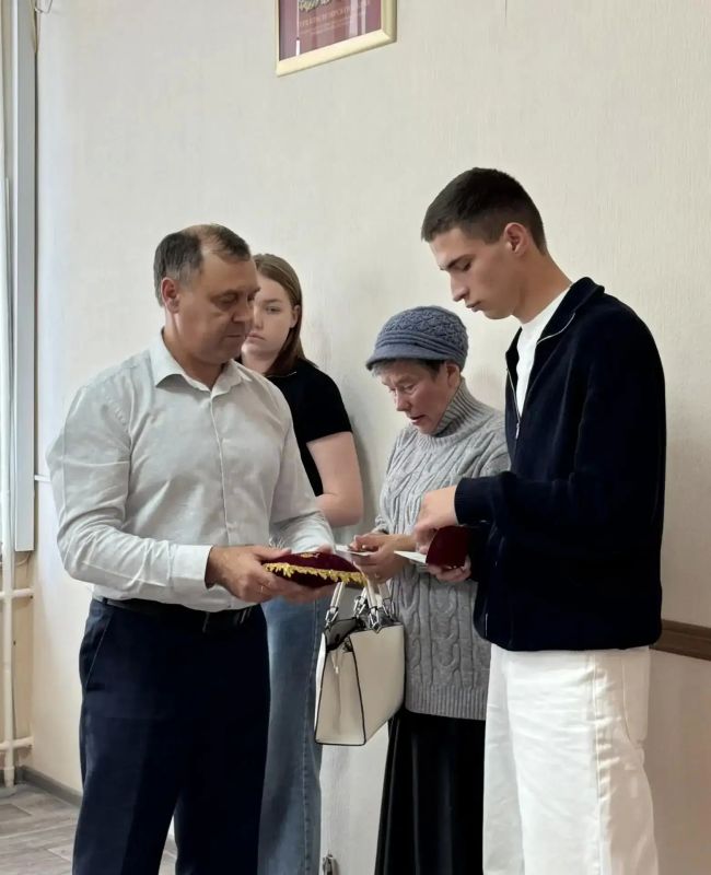 В Ирбейско-Саянском округе семьи погибших бойцов получили государственные награды В Ирбейско-Саянском округе семьи погибших бойцов получили государственные награды