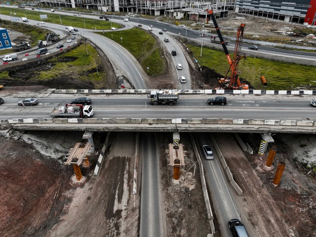 На развязке возле Солонцов дорожники заканчивают укладывать нижние слои асфальта
