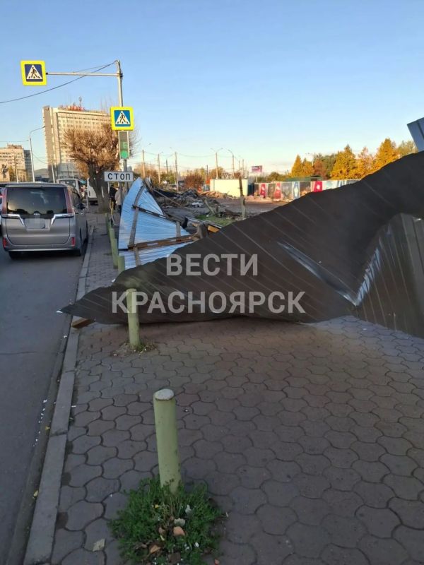 На месте сноса павильонов на Предмостной упал забор