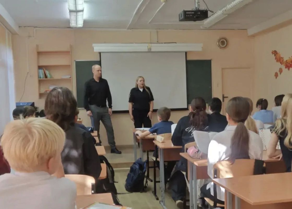 В Красноярске полицейские и представители торговой сети провели для школьников уроки о правовых последствиях мелких хищений В Красноярске полицейские и представители торговой сети провели для школьников уроки о правовых последствиях мелких хищений