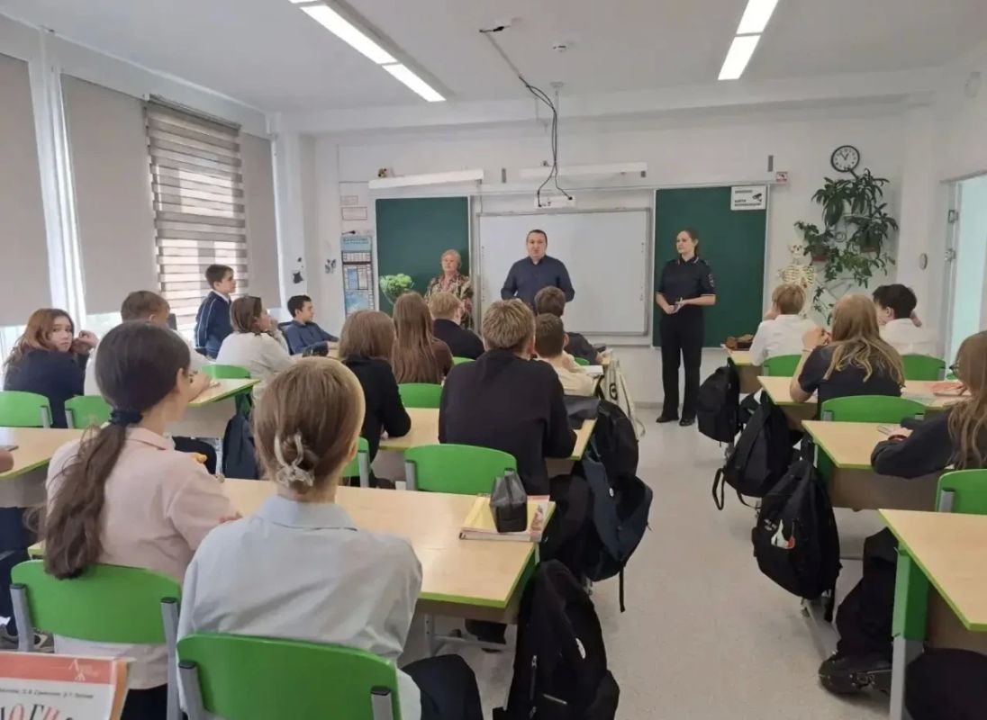 В Красноярске полицейские и представители торговой сети провели для школьников уроки о правовых последствиях мелких хищений В Красноярске полицейские и представители торговой сети провели для школьников уроки о правовых последствиях мелких хищений