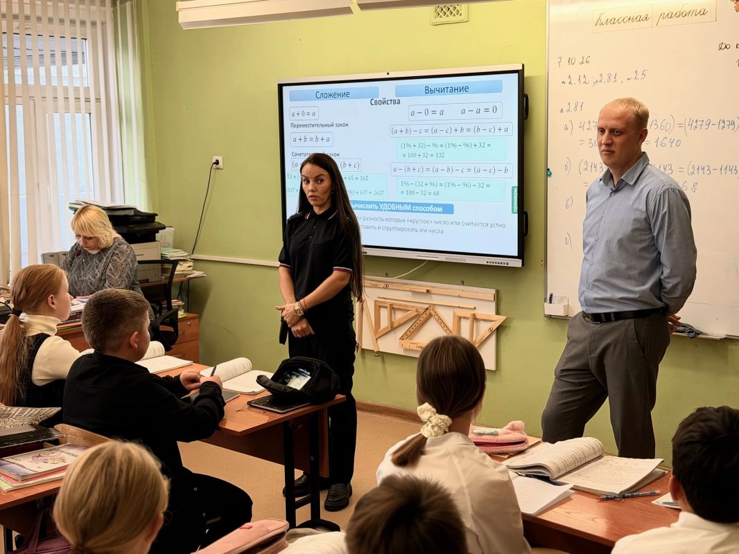 В Красноярске полицейские и представители торговой сети провели для школьников уроки о правовых последствиях мелких хищений В Красноярске полицейские и представители торговой сети провели для школьников уроки о правовых последствиях мелких хищений
