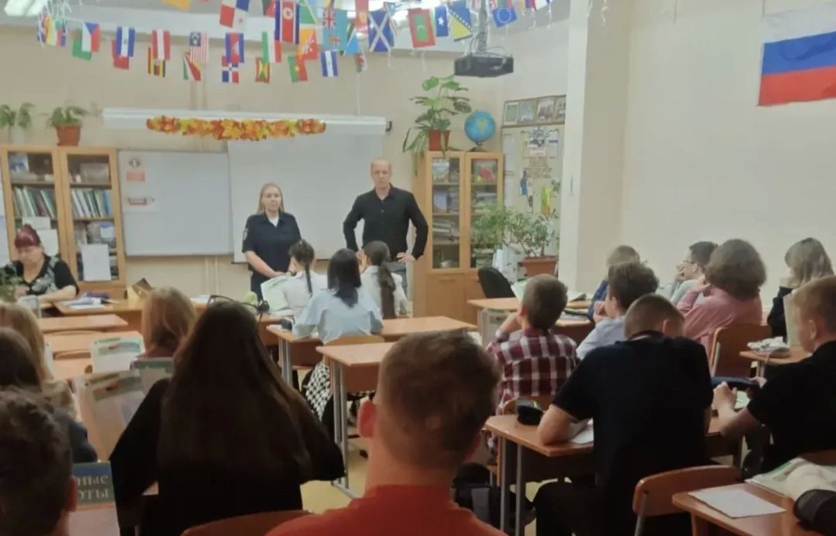 В Красноярске полицейские и представители торговой сети провели для школьников уроки о правовых последствиях мелких хищений В Красноярске полицейские и представители торговой сети провели для школьников уроки о правовых последствиях мелких хищений