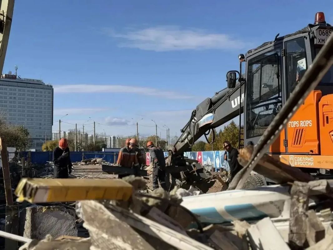 В Красноярске снесли все павильоны на Предмостной площади В Красноярске снесли все павильоны на Предмостной площади