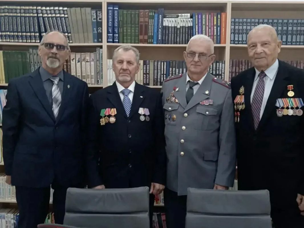 Ветеранов МВД Красноярского края поздравили и почтили их память Ветеранов МВД Красноярского края поздравили и почтили их память