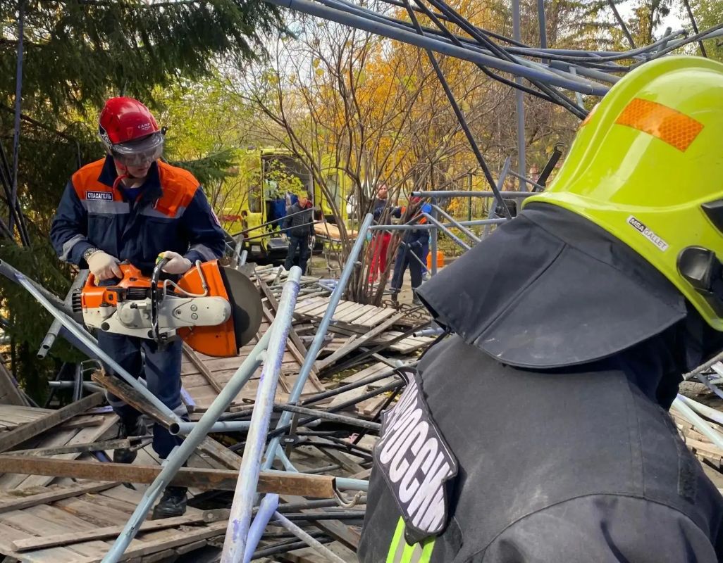 На стройке Красноярска леса упали на рабочих, один человек погиб На стройке Красноярска леса упали на рабочих, один человек погиб