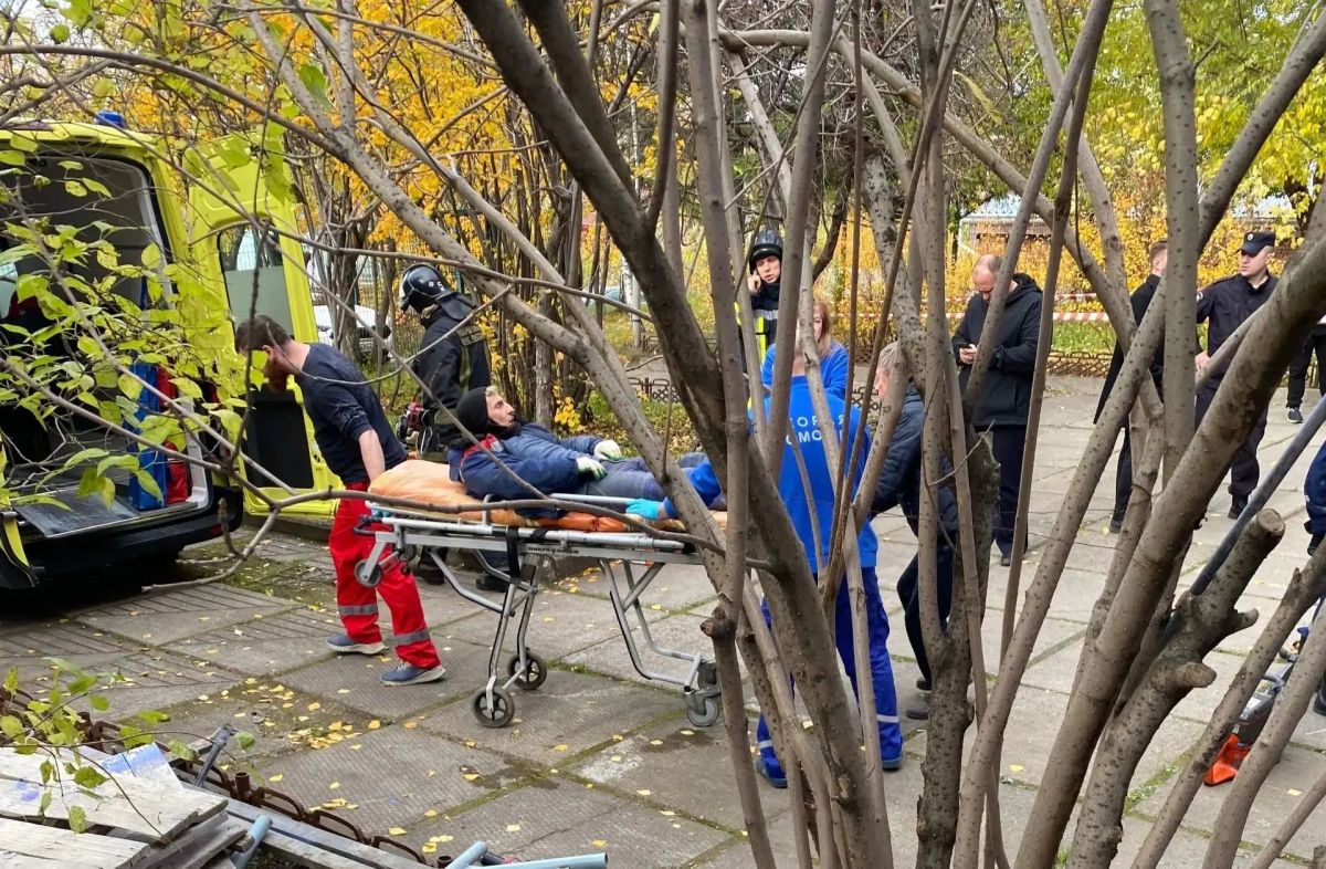 На стройке Красноярска леса упали на рабочих, один человек погиб