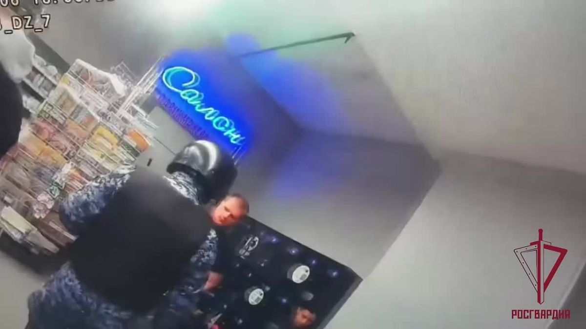 В Красноярске росгвардейцы задержали 36-летнюю женщину, подозреваемую в попытке украсть алкоголь из супермаркета на улице Мирошниченко