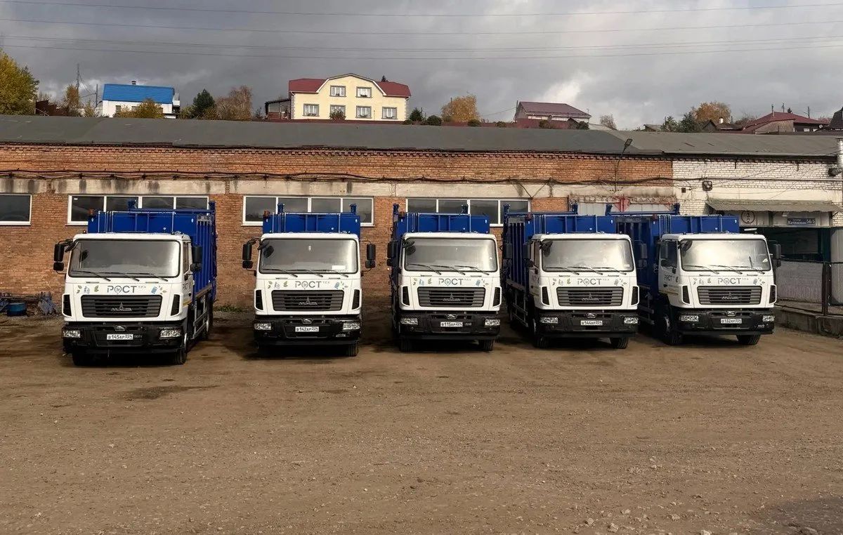 В Красноярск поступили пять новых мусоровозов, таким образом региональный оператор обновляет автопарк специализированной техники