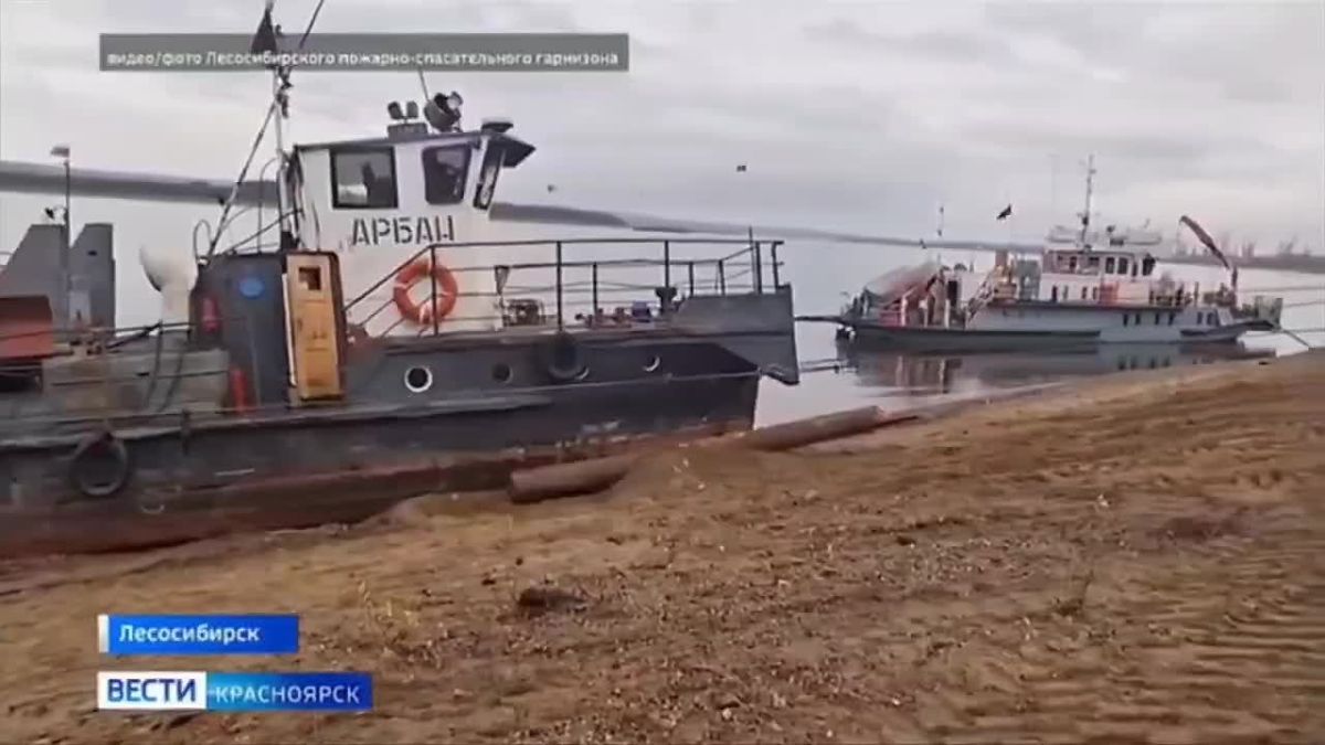 В Лесосибирске в результате повреждения речного судна в Енисей попали нефтепродукты