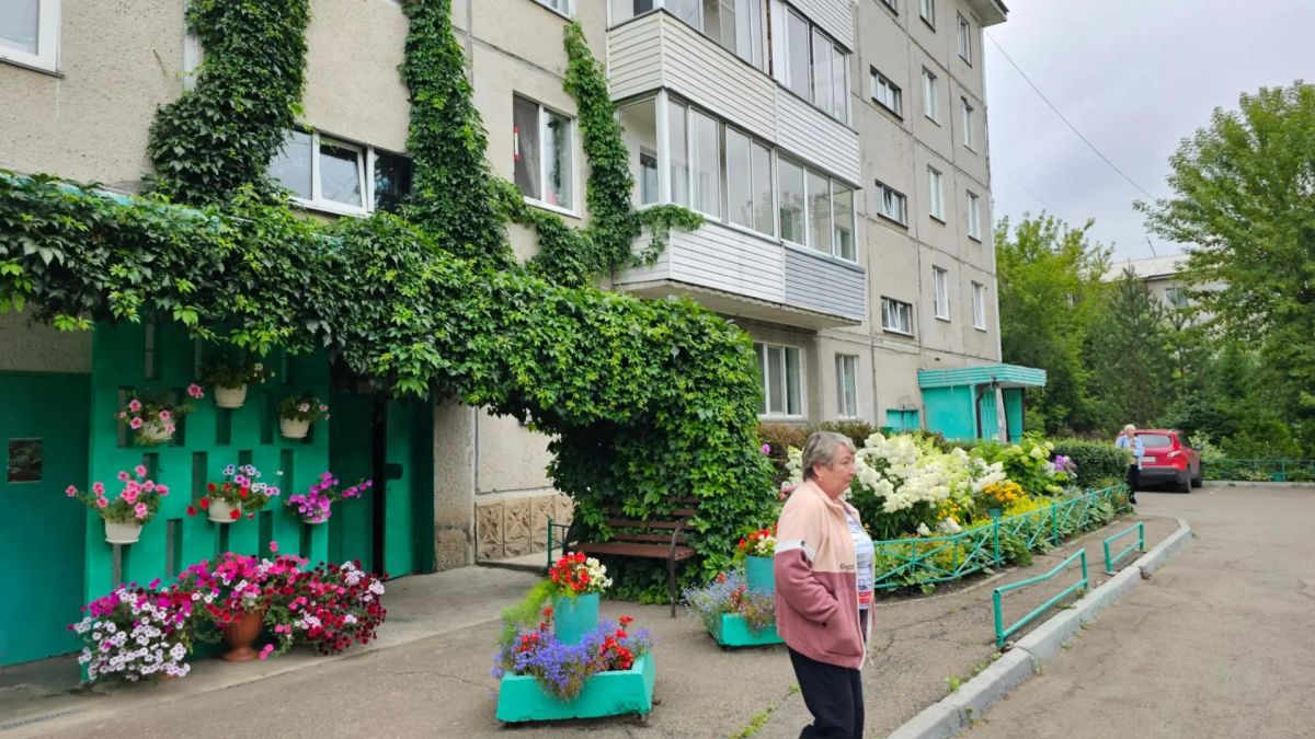 Колоссальная работа. Нина Константиновна из Октябрьского района своими руками сделала произведение искусства