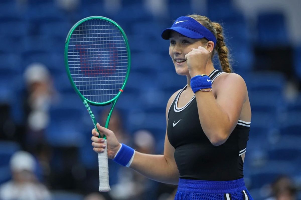 В финальном матче турнира WTA 1000 в Пекине уроженка Красноярска Мирра Андреева уступила китаянке Чжэн Циньвэнь
