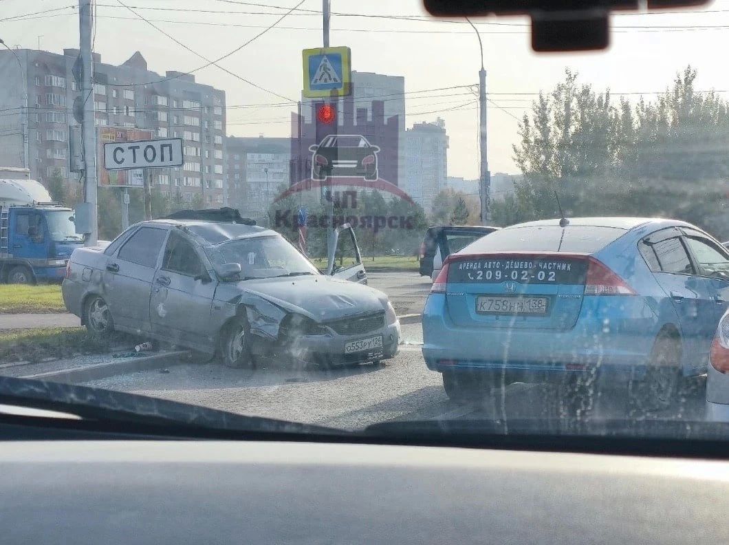 На улице Авиаторов возле ТРЦ «Планета» произошло ДТП, в результате которого один из автомобилей перевернулся На улице Авиаторов возле ТРЦ «Планета» произошло ДТП, в результате которого один из автомобилей перевернулся
