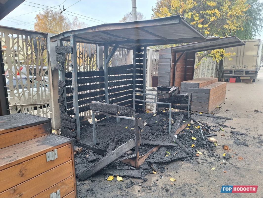 Ночью у ГорДК сгорели два деревянных прилавка