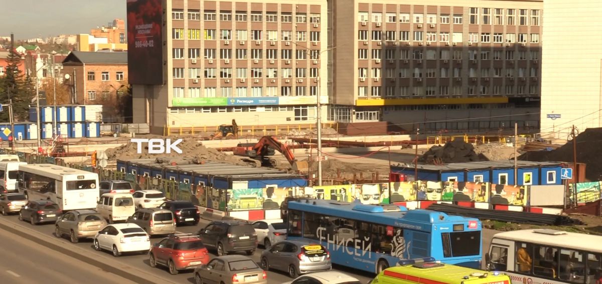Кучу песка со стройплощадки метро возле мэрии Красноярска почти вывезли