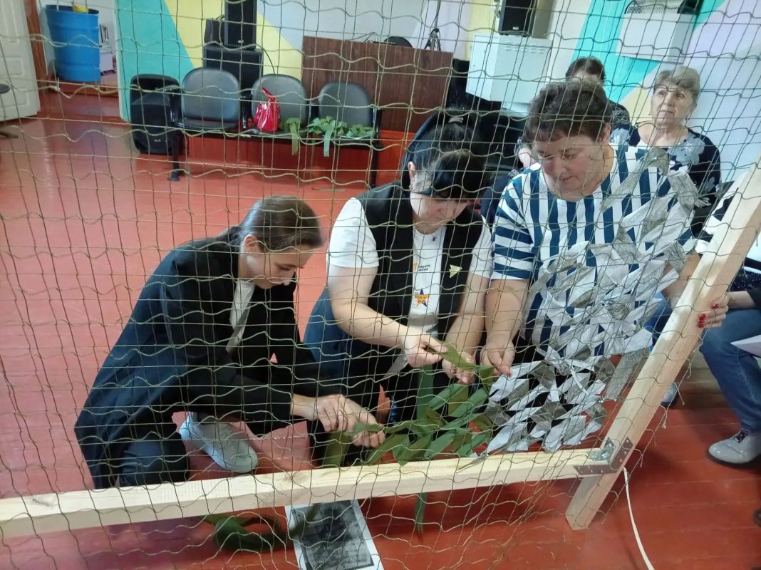 12 октября советник директора по воспитанию Валентина Ланцова и ученики 11 класса Тинской Третьей школы побывали на мастер-классе по плетению маскировочных сетей в Тинском сельском доме культуры 12 октября советник директора по воспитанию Валентина Ланцова и ученики 11 класса Тинской Третьей школы побывали на мастер-классе по плетению маскировочных сетей в Тинском сельском доме культуры