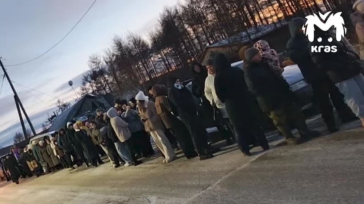 У магазина с субсидированными продуктами в Эвенкии огромная толпа людей