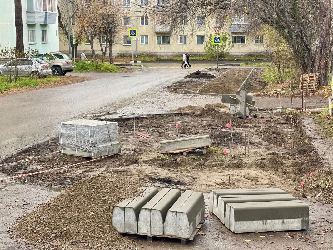 В Железногорске обустраивают новые тротуары на Ленинградском проспекте и улице Штефана В Железногорске обустраивают новые тротуары на Ленинградском проспекте и улице Штефана