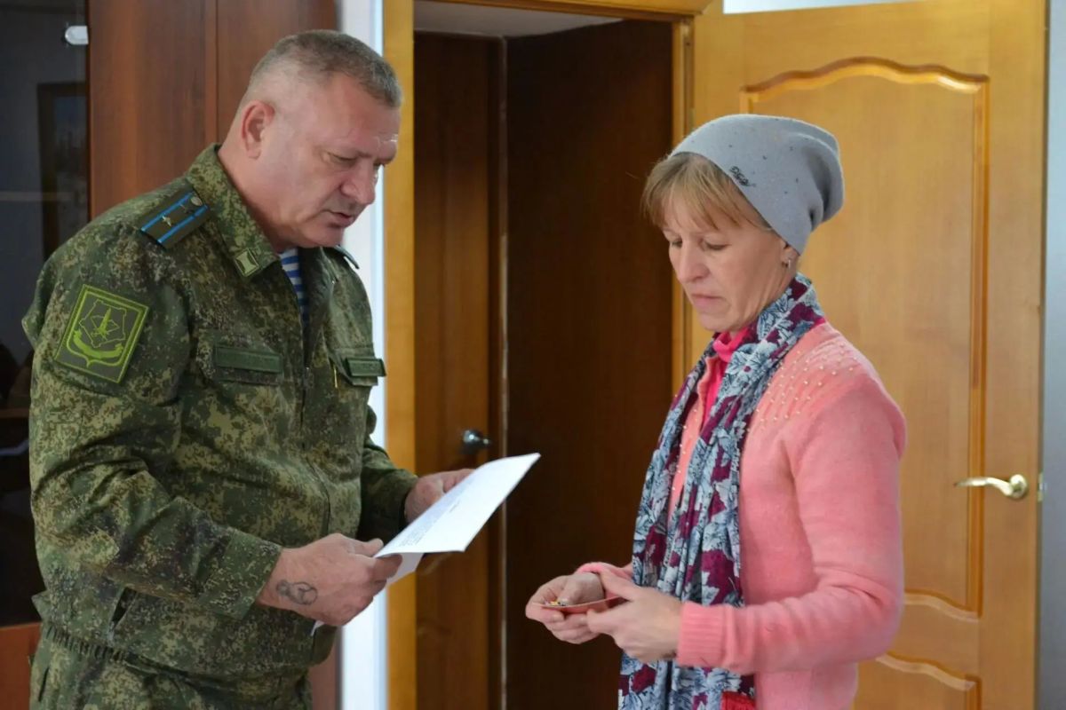 В Партизанском районе семьям участников СВО вручили государственные награды В Партизанском районе семьям участников СВО вручили государственные награды