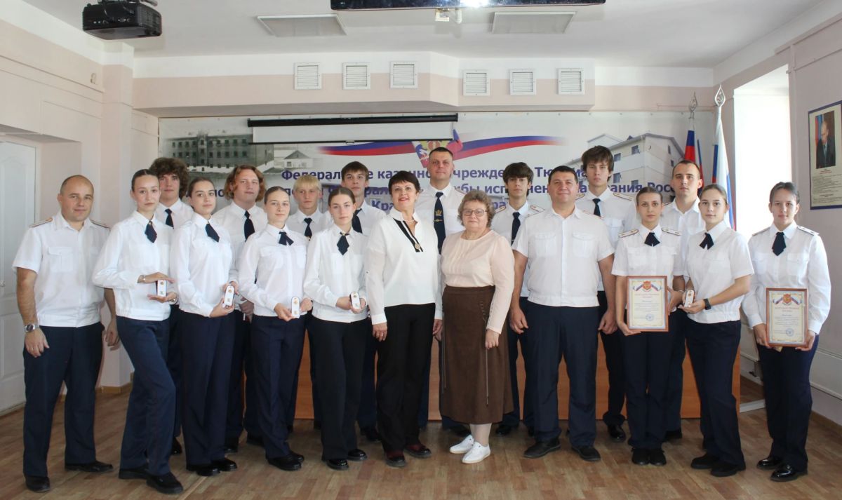 В минусинской средней школе №16 прошла торжественная церемония, посвященная зачислению старшеклассников в профильный класс ГУФСИН